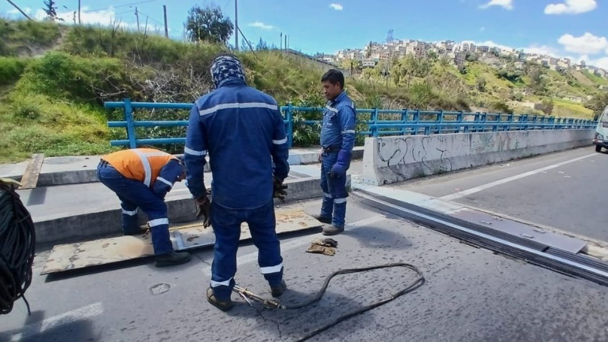 Trabajadores de la Empresa de Obras Públicas removieron las láminas metálicas y arreglaron ese tramo de la av. Simón Bolívar.