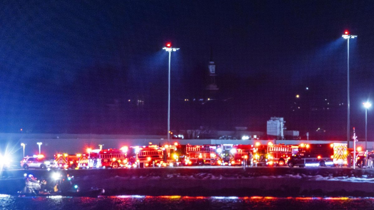 Equipos de rescate se reúnen para responder a un accidente aéreo en el río Potomac, cerca del Aeropuerto Nacional Ronald Reagan en Washington, DC.