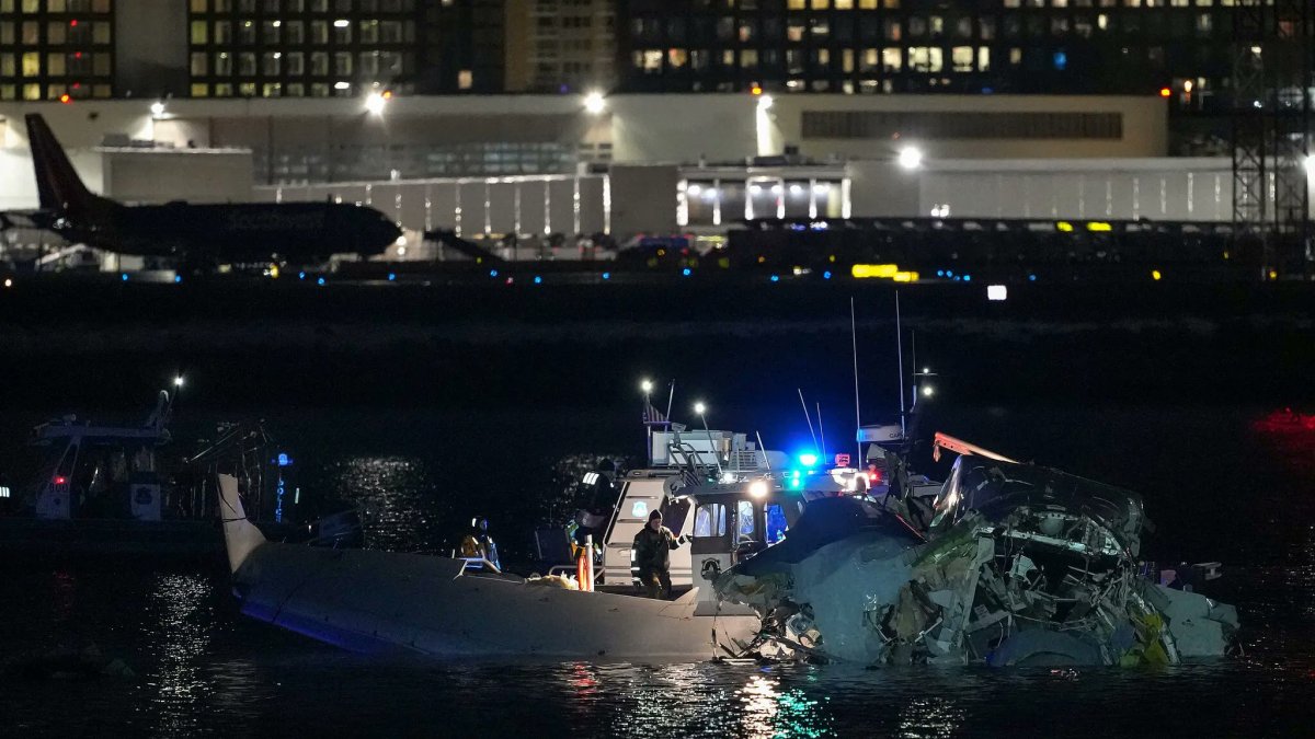 Equipos de emergencia de Washington, D.C. respondieron al choque de un vuelo de American Airlines.