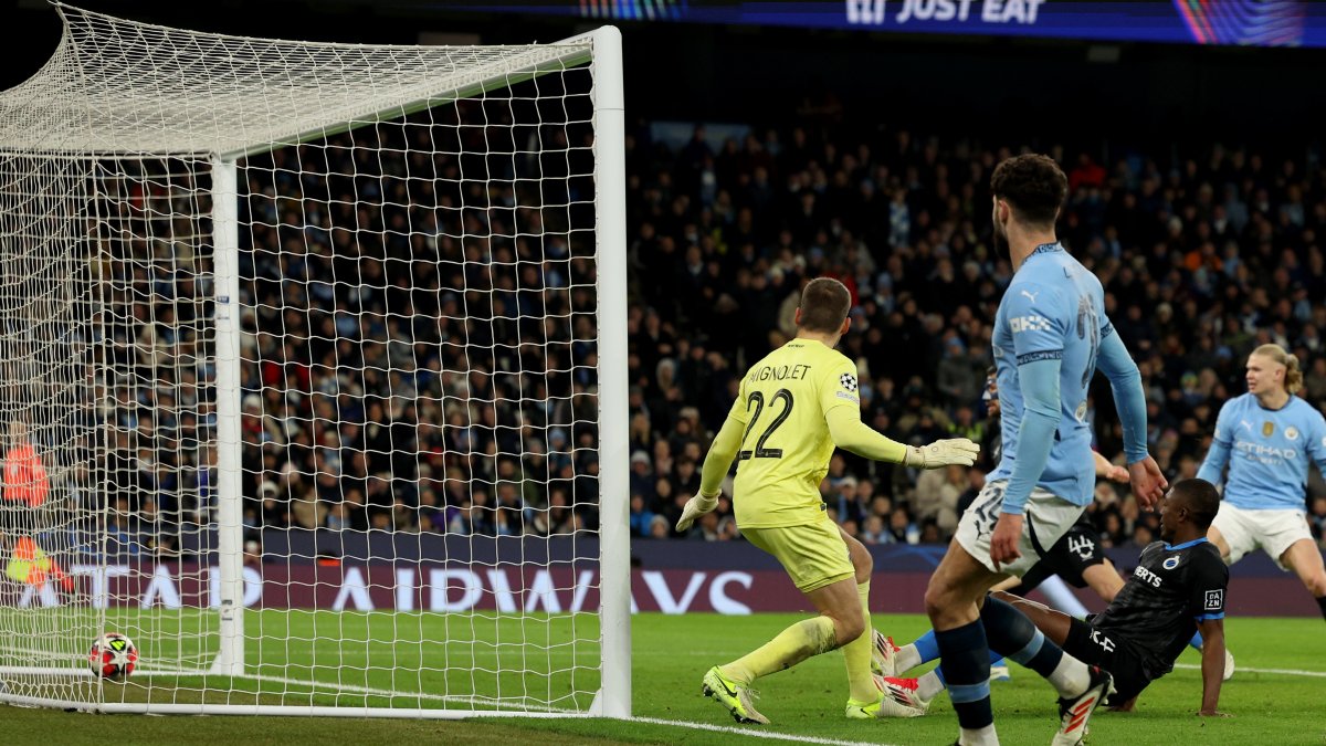 Joel Ordóñez (sentado a la derecha), de Brujas, anota un gol en propia meta durante el partido de Champions League contra Manchester City.