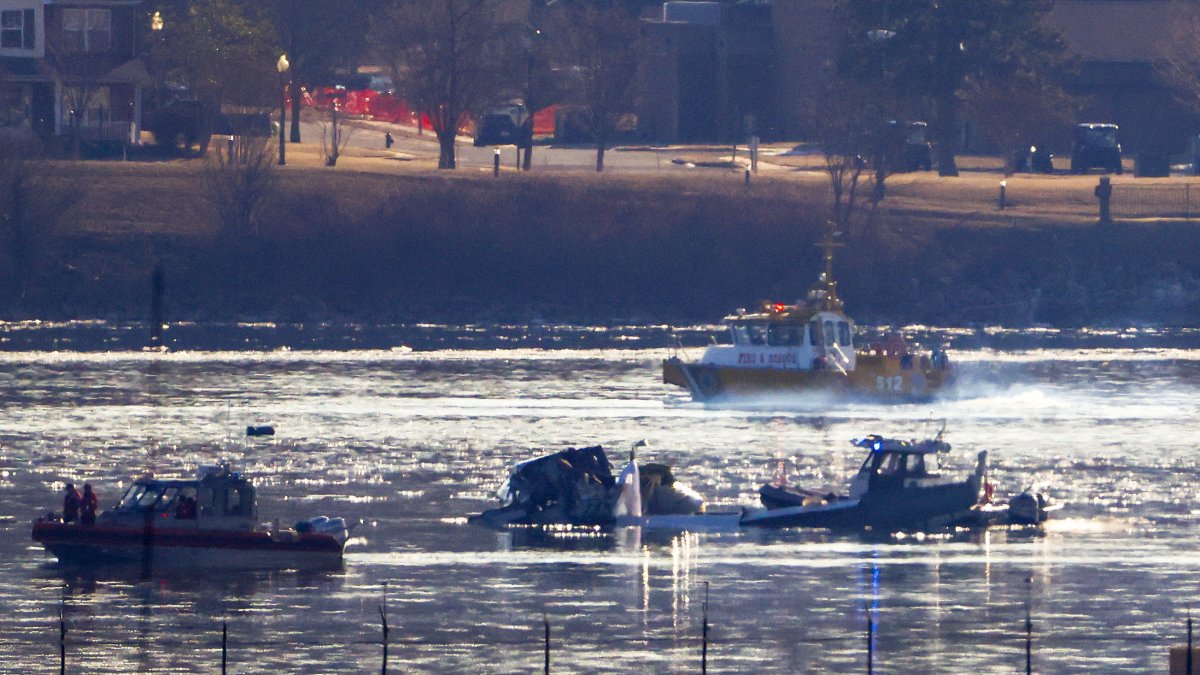 Equipos de rescate buscan entre los escombros de un avión comercial que colisionó con un helicóptero militar, en Washington.
