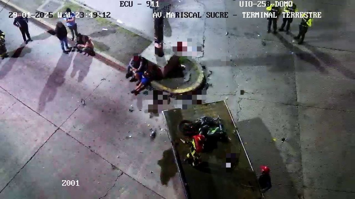 Dos personas perdieron la vida, tras el choque de la moto y el bus, en la avenida Mariscal Sucre, cerca del Terminal Quitumbe.