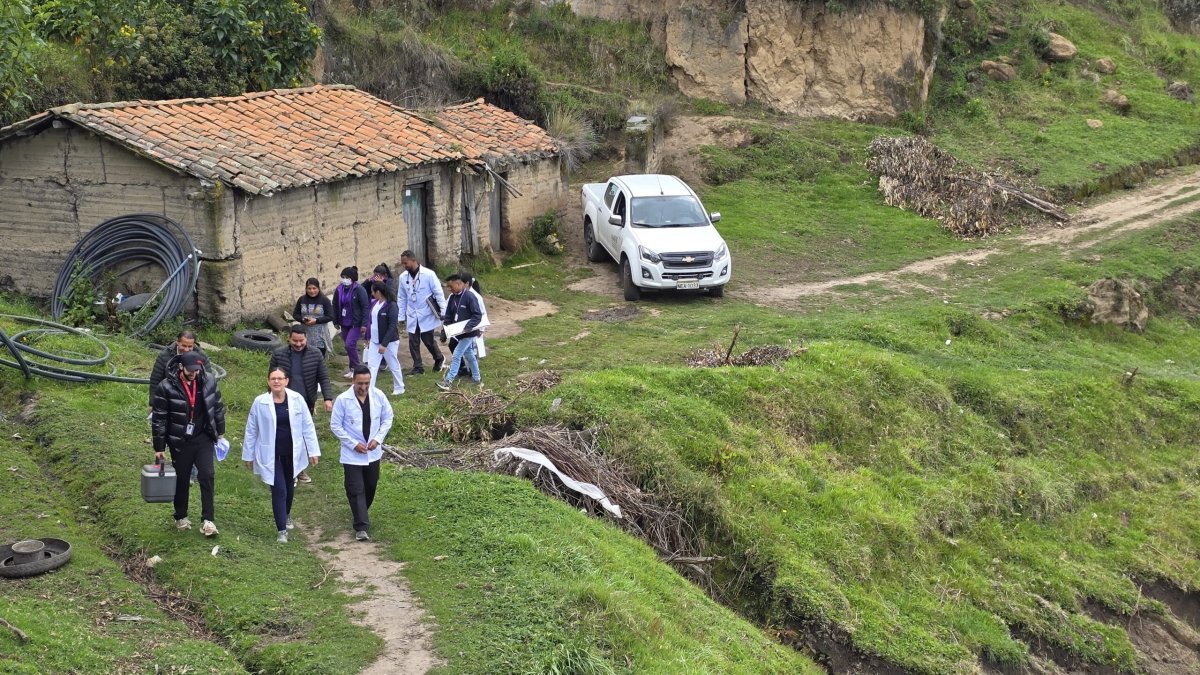 Según Salud, constantemente los médicos visitan las casas, socializando la alerta de dengue.