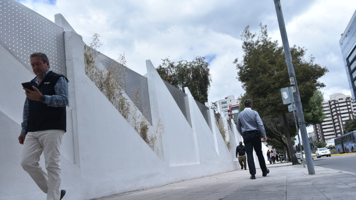 Por pedido de los padres de familia, el nuevo muro empezó a edificarse en octubre del año pasado.