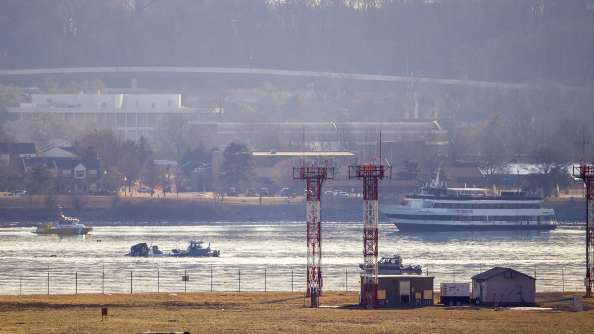 Equipos de emergencia operan en el río Potomac, cerca de los restos de un avión comercial que chocó con un helicóptero militar, en Washington, el 30 de enero de 2025.