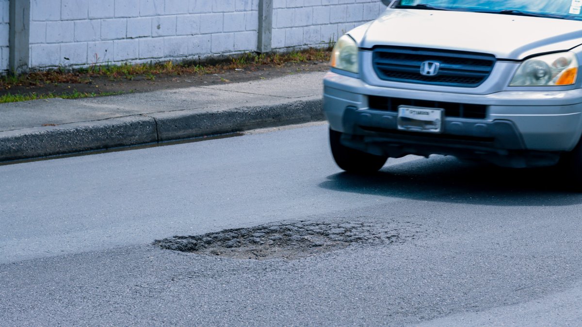 Hay baches en la bajada del Puente de la Unidad Nacional.