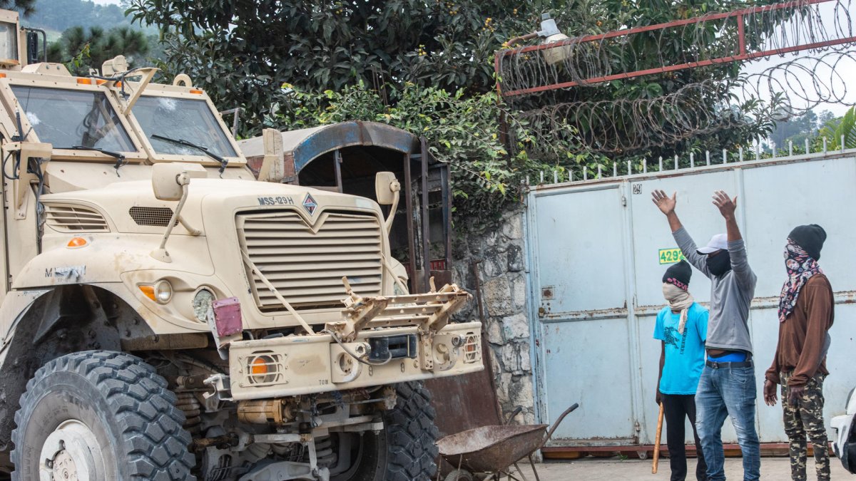 Integrantes de una brigada de protección barrial dan acceso a un camión blindado del ejército haitiano en Kenscoff (Haití).