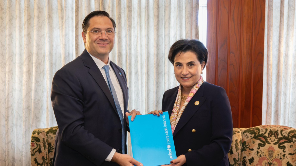 Arturo Romboli entrega sus cartas credenciales como representante de Unicef a la canciller Gabriela Sommerfeld.