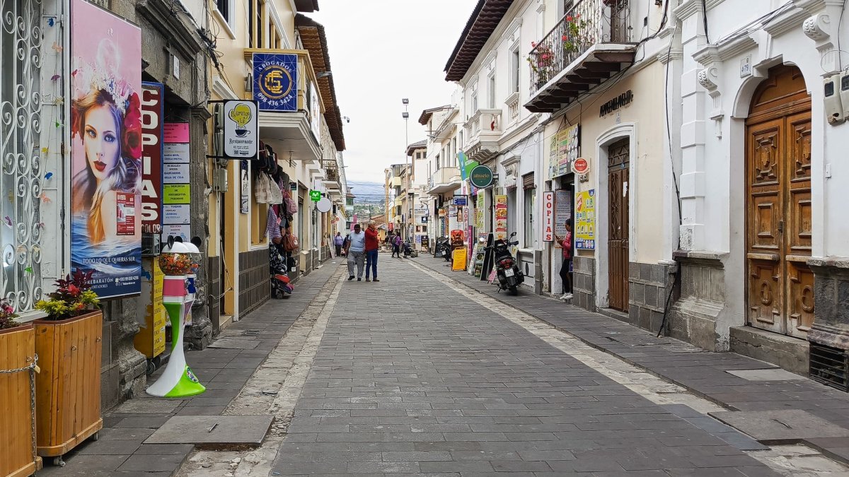 Las puertas de los locales comerciales se cierran temprano con lo que buscan evitar ser víctimas de la delincuencia.