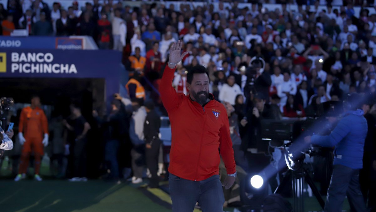 El DT argentino Pablo 'Vitamina' Sánchez sigue al mando de Liga de Quito, campeón 2024.