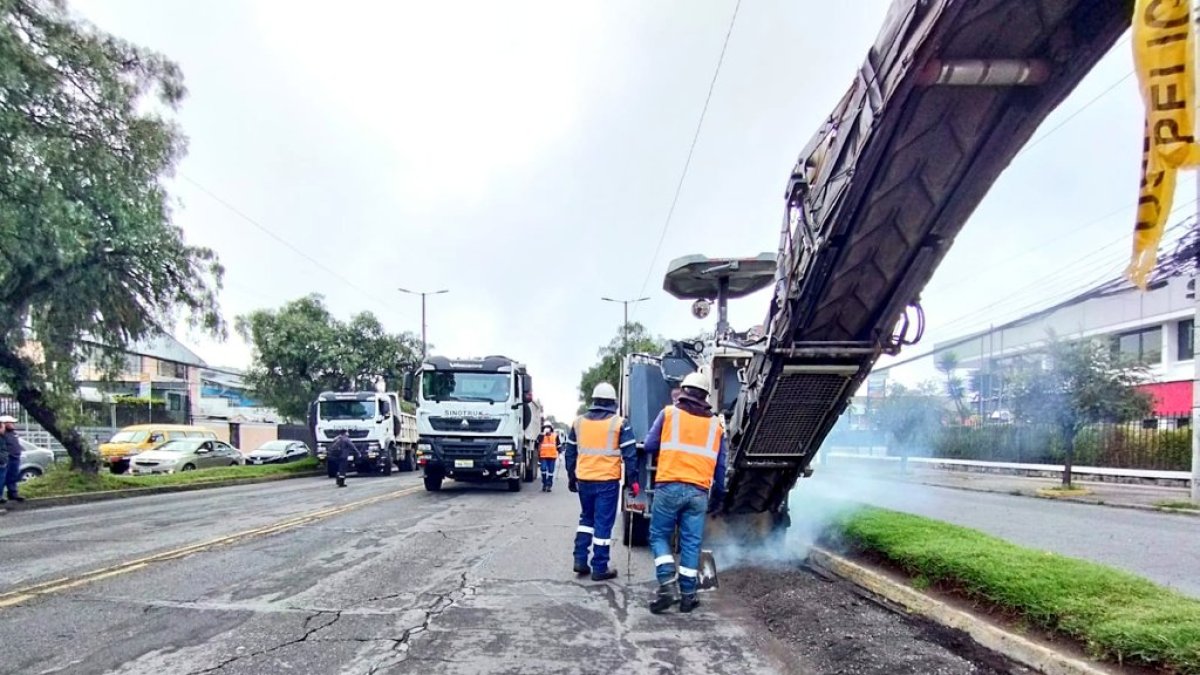 La maquinaria remueve la capa asfáltica deteriorada en los carriles centrales de la avenida Galo Plaza Lasso, norte de Quito.