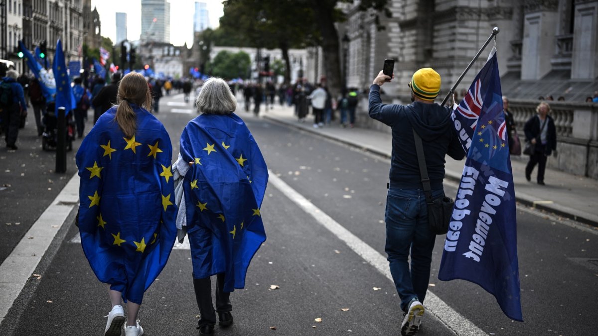 Los manifestantes portan banderas de la UE durante una marcha de reincorporación, mientras caminan hacia las Casas del Parlamento en el centro de Londres.
