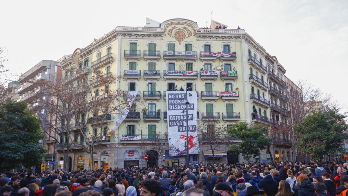 Cientos de vecinos y activistas se concentran frente a la Casa Orsola en apoyo al vecino de este emblemático edificio cuyo desahucio está previsto para esta mañana.