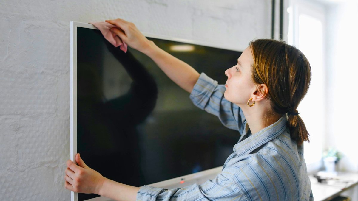 Conoce cómo limpiar la pantalla de tu televisor con un solo producto que lo encuentras en tu hogar.