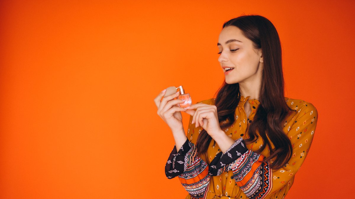 Los mejores trucos para fijar tu perfume y oler increíble Todo el Día