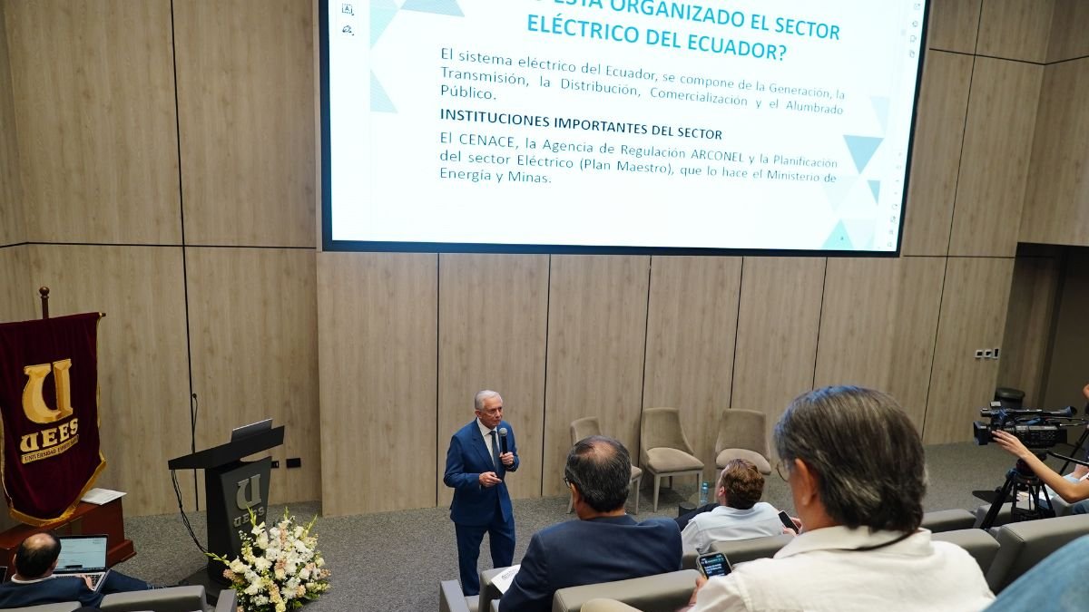 Exposición. Personajes públicos y especialistas dieron alternativas para solucionar la crisis eléctrica.