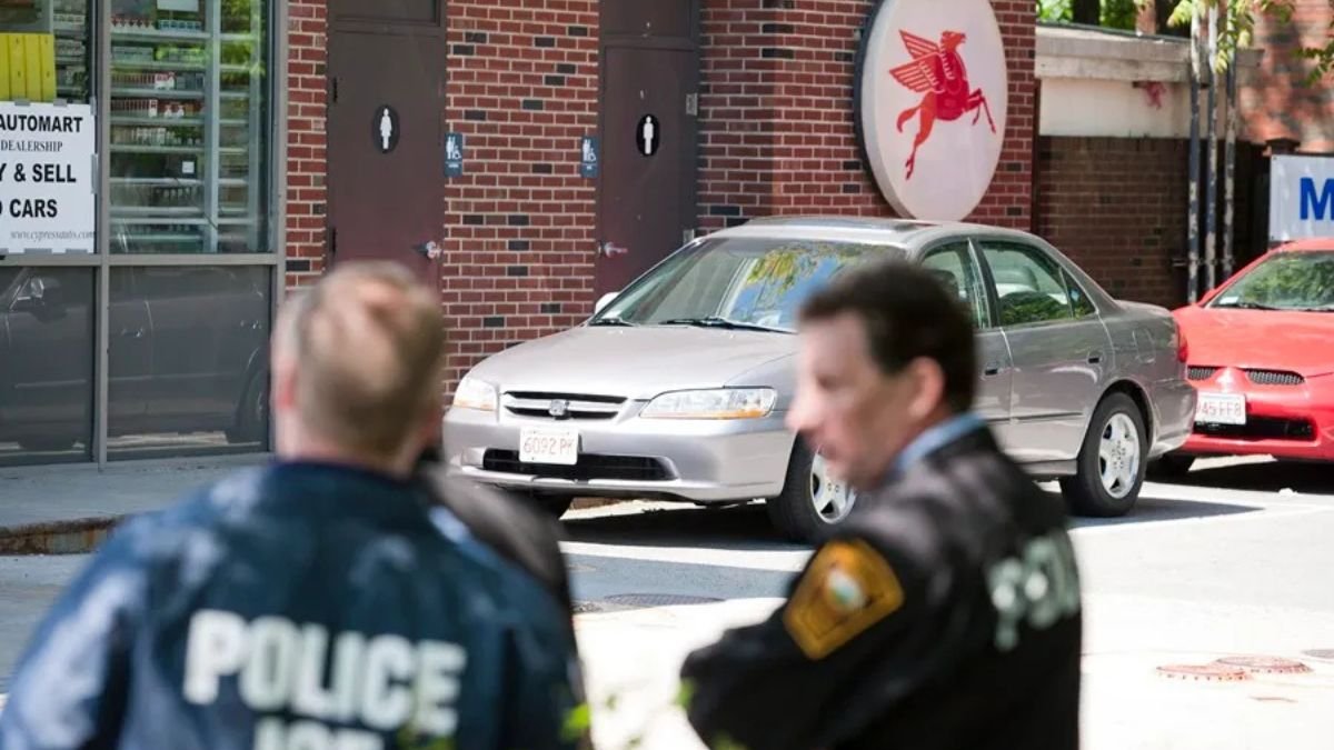 Agentes del Servicio de Control de Inmigración y Aduanas (ICE) de Estados Unidos se preparan para redadas para buscar indocumentados.