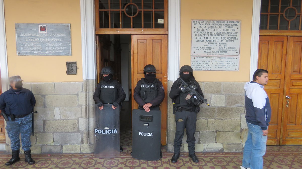 La Fiscalía allanó las oficinas del Municipio de Riobamba.
