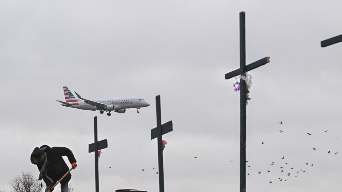 Roberto Márquez de Dallas, instala monumento improvisado para víctimas de la mortal colisión aérea cerca del Aeropuerto Nacional Reagan en Arlington, el 31 de enero de 2025.
