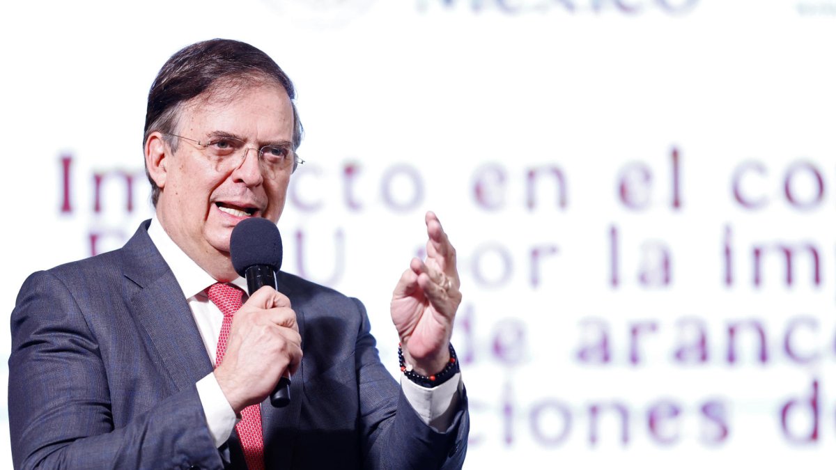 l secretario de Economía, Marcelo Ebrard, habla en la rueda de prensa de la presidenta de México Claudia Sheinbaum este viernes, en el Palacio Nacional en la Ciudad de México (México).