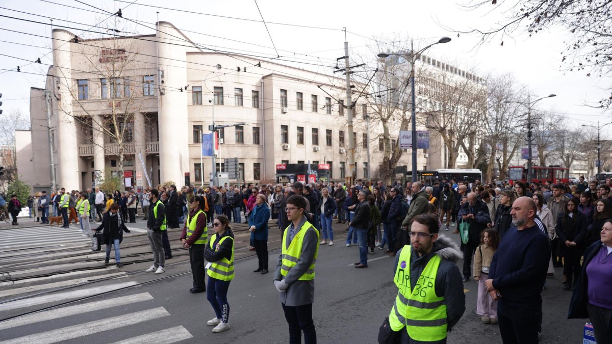 Los manifestantes observan un silencio de quince minutos para honrar a las víctimas del accidente en la estación de tren de Novi Sad, frente a la Facultad de Derecho en Belgrado, 29 de enero de 2025.