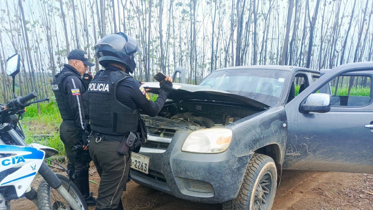 En esta camioneta se movilizaban los delincuentes que atacaron al sargento de la Policía.
