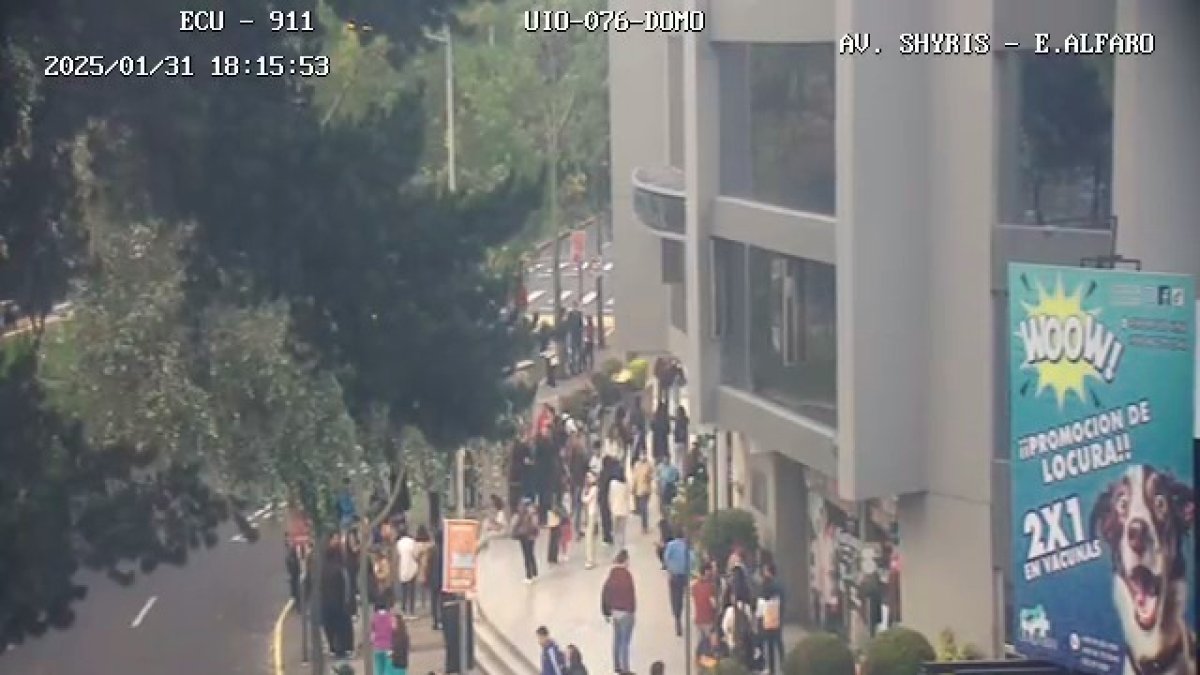 En las avenidas De Los Shyris y Eloy Alfaro, las personas evacuaron los edificios durante el fuerte temblor registrado en Quito este 31 de enero.