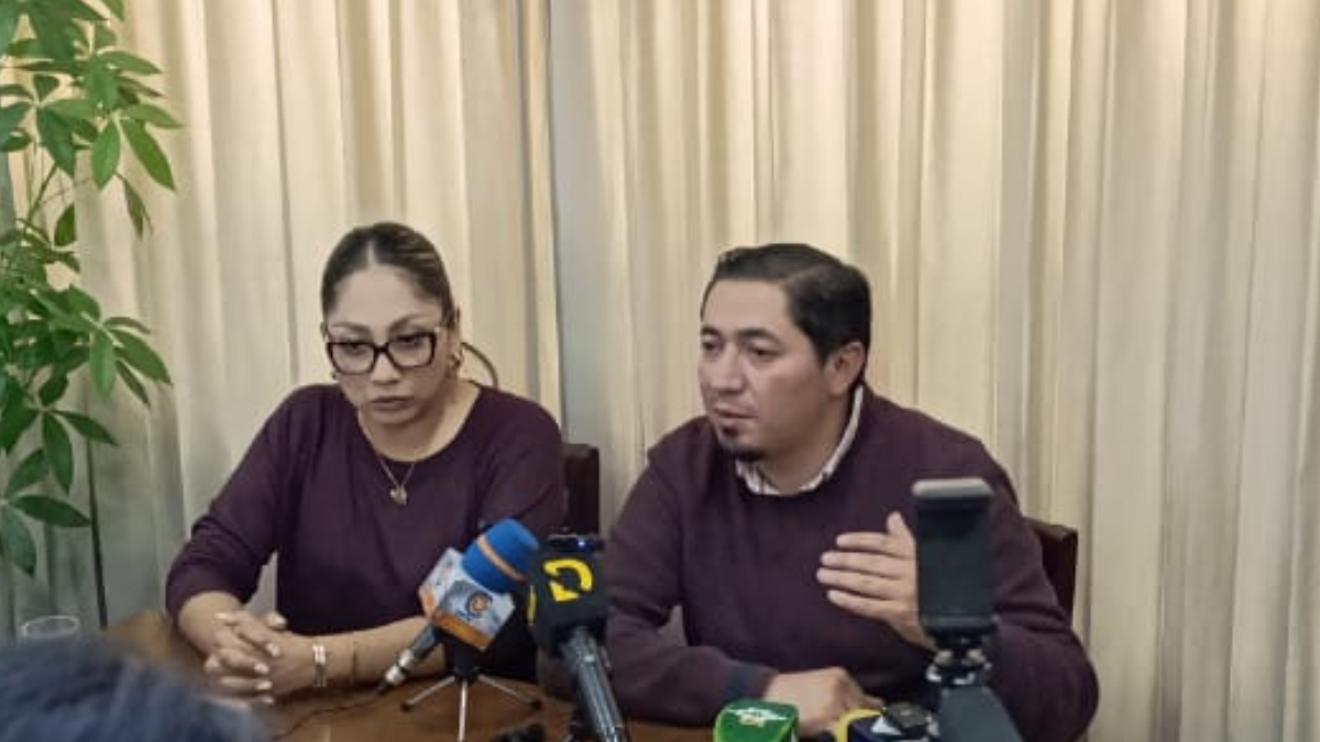 Carlos Aulla durante la rueda de prensa en su domicilio, asegurando que sigue siendo concejal y que no tiene nada que esconder.