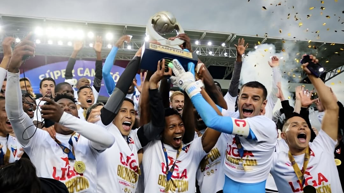 La plantilla de Liga de Quito, encabezada por Pablo Sánchez, buscará conquistar la Supercopa Ecuador 2025