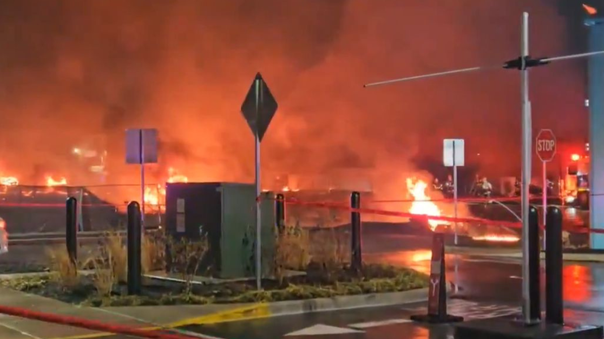 El momento del accidente aéreo en Filadelfia, donde un avión pequeño se estrelló en una zona residencial, causando una explosión y varias víctimas.