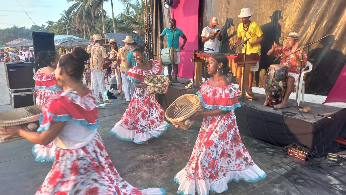Actividades. A más de danza, Flor de Mangle enseña teatro, música.