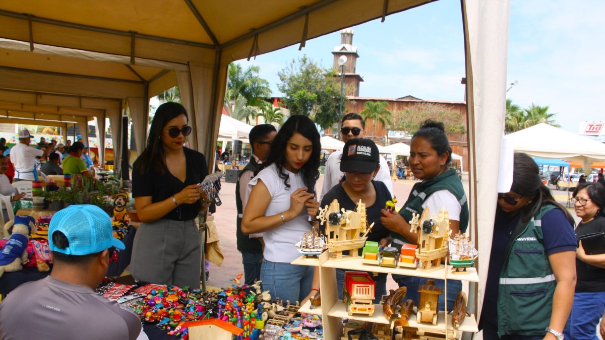Exposición. Los detalles de las artesanías atraían al público.