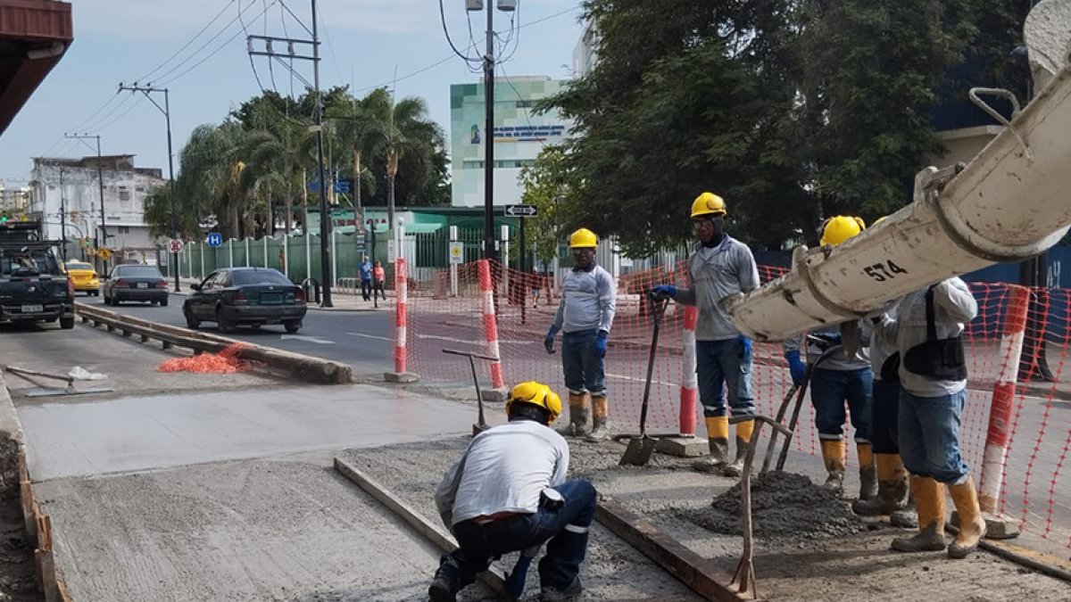Una grupo de trabajadores del Municipio realizan los trabajos