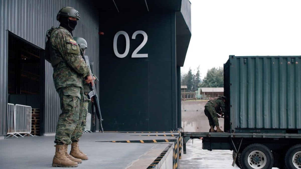 Militares dan seguridad a material electoral del 9 de febrero.