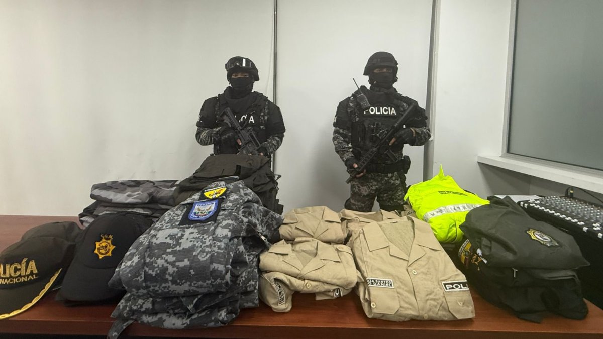 La Policía retuvo los uniformes encontrados tras la detención.