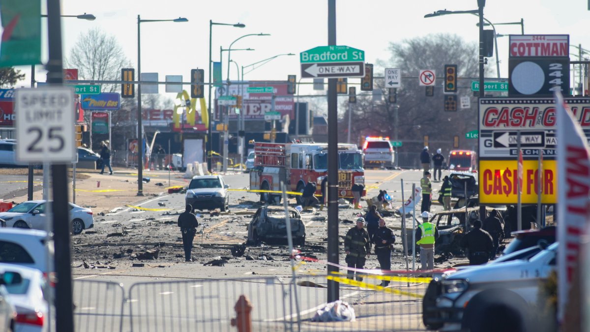 La policía y los servicios de emergencia trabajan en el lugar acordonado de un accidente aéreo.