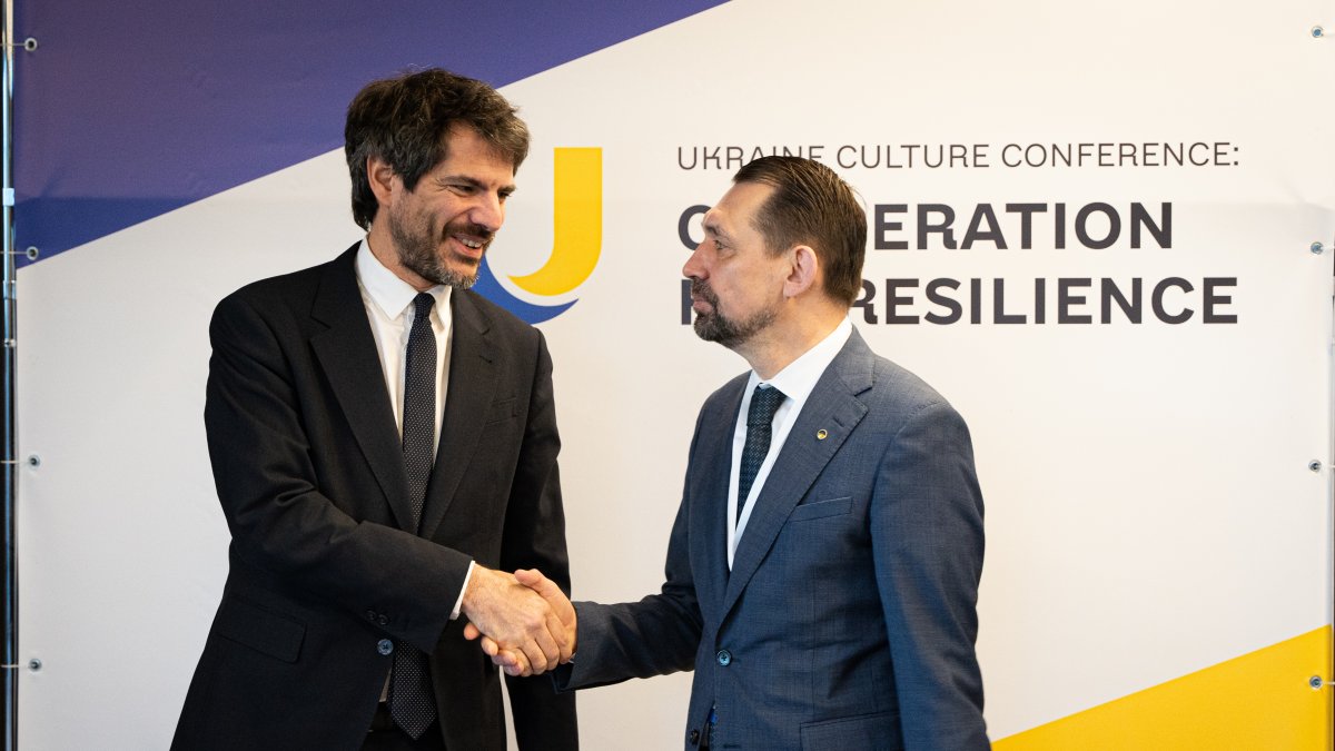 El ministro español de Cultura, Ernest Urtasun (i), saluda a su homólogo ucraniano, Mykola Tochytskyi (d), este sábado en la 'Conferencia Cultural de Ucrania: Cooperación para la Resiliencia'.
