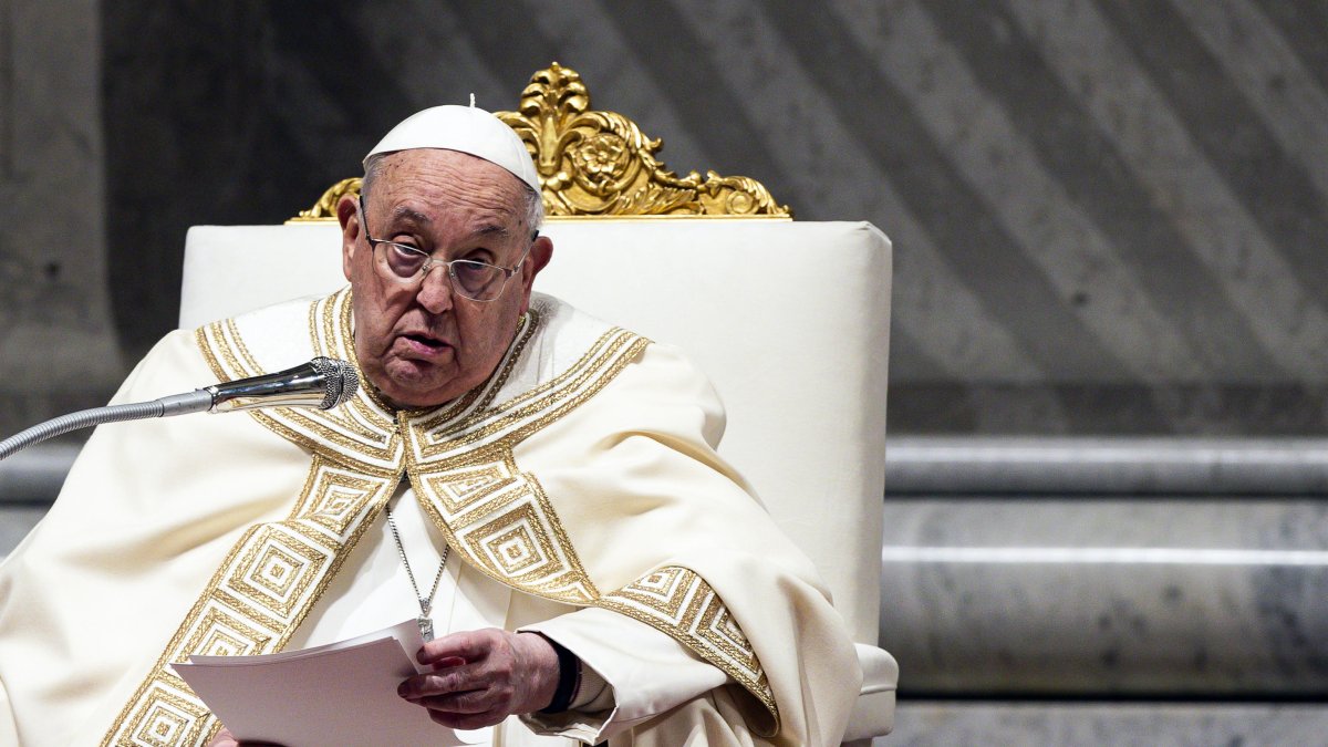 El Papa Francisco preside las Vísperas de la Fiesta de la Presentación del Señor, en la Basílica de San Pedro.