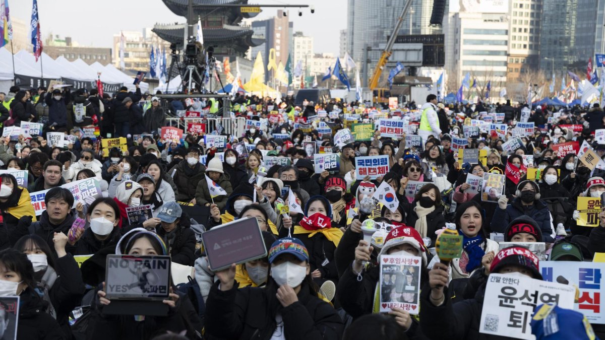 Los manifestantes gritan 