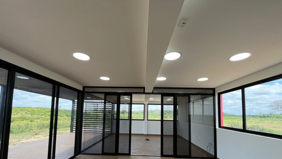 Contenedores. El empleo de estos depósitos, como bases y esqueletos de viviendas crece en la capital. La estrategia ayuda a reducir costos.