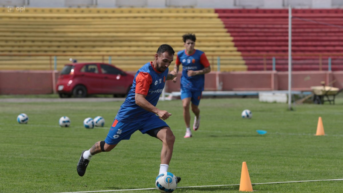 El volante argentino es ya un líder en el Deportivo Cuenca, equipo al que llegó en 2019. Va a cumplir su sexta temporada con los australes.