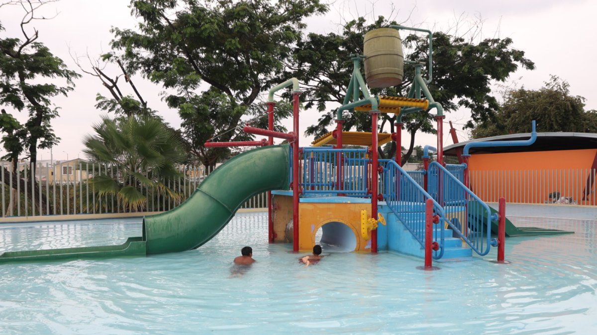 Inoperativo. El personal del Parque Multipropósito El Fortín llena de agua este espacio para que los menores se recreen, aunque este no funcione por la falta de mantenimiento.