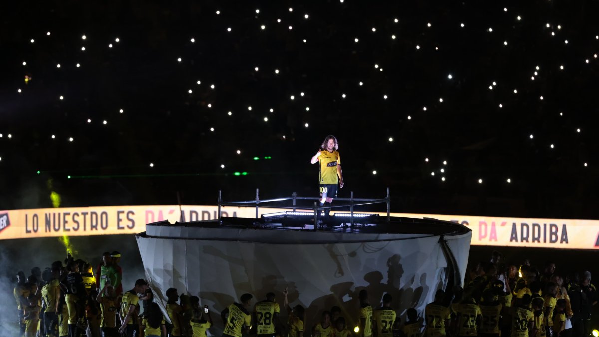 Carles Puyol salió desde el centro de una esfera ubicada en la mitad de la cancha del estadio monumental