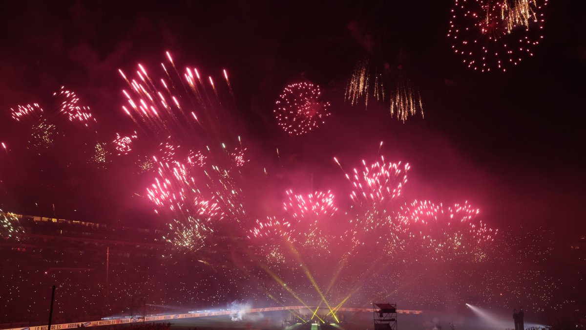 Juegos pirotécnicos dentro y fuera del estadio Monumental en la Noche Amarilla 2025