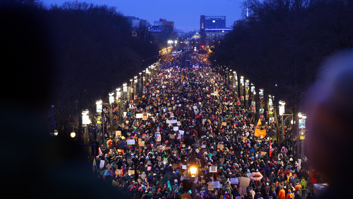 Los manifestantes se reúnen durante una manifestación frente a la sede del partido Unión Demócrata Cristiana (CDU) en Berlín, Alemania.