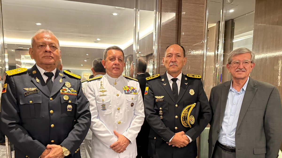 Oscar Ayerve (derecha) fue candidato al Cpccs en las elecciones de 2023.