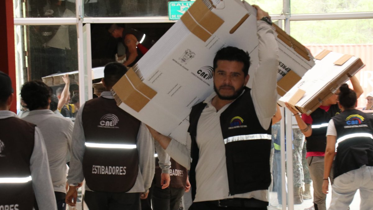 Preparativos para las elecciones del domingo 9 de febrero.