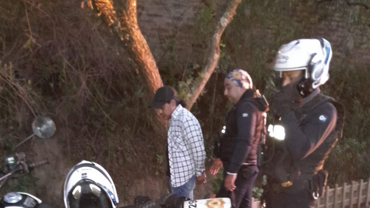 Robo. Vecinos detuvieron a un hombre que intentaba robar un vehículo.