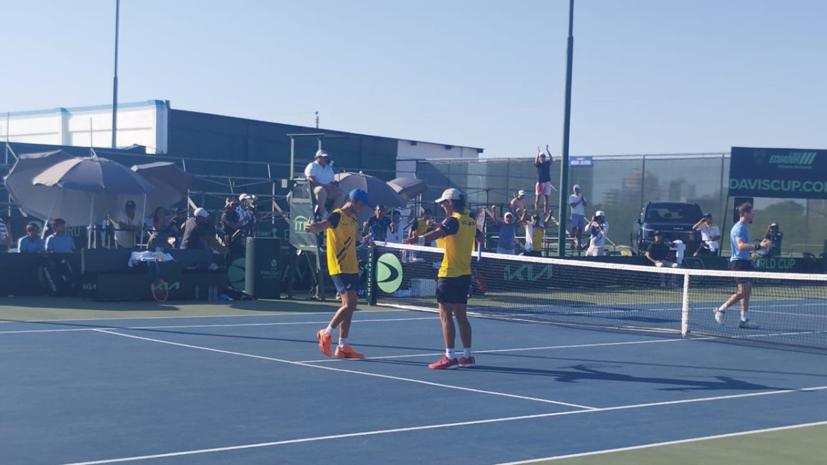 Los tenistas ecuatorianos Andrés Andrade y Diego Hidalgo celebran su victoria en dobles ante Uruguay en los Playoffs de la Copa Davis.