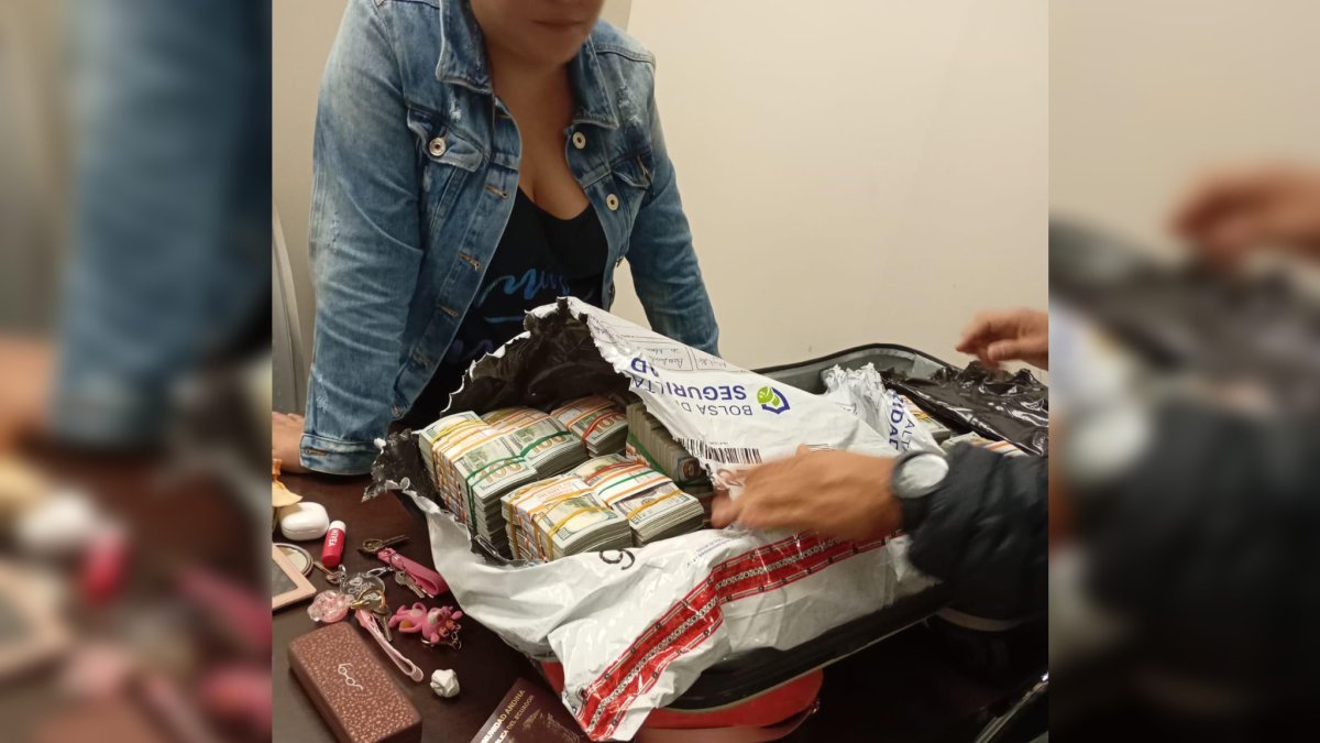 Revisión de equipaje de mujer que arribó a Quito.